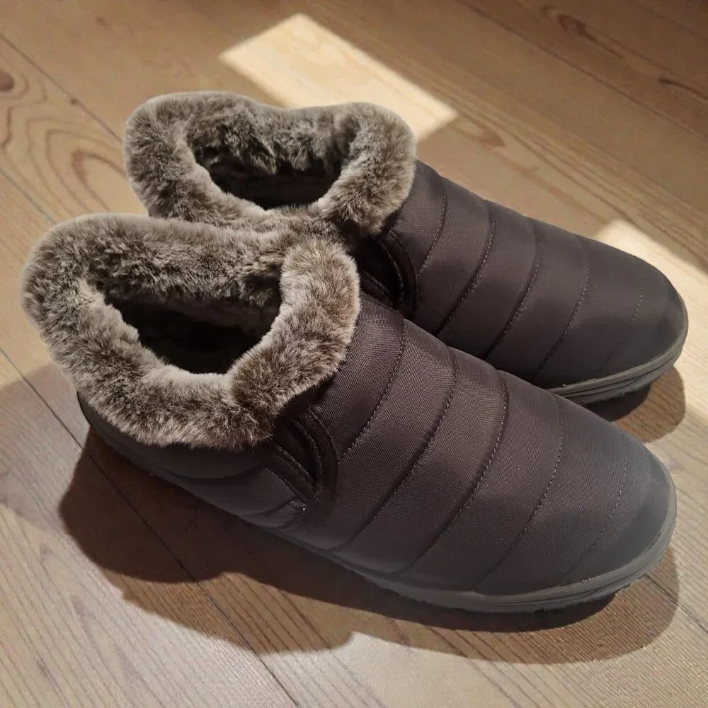 Minnetonka slippers, in a women’s size 9, smooth brown synthetic material - Picture 5 of 6